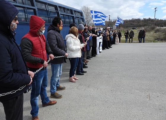 Δεν είναι μόνο "στα κάγκελα" οι κάτοικοι του Φυλακίου, αλλά και στις "αλυσίδες"!